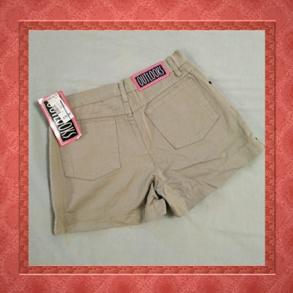 🌺OUTLOOKS KHAKI SHORTS